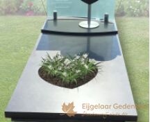 Exclusief grafmonument met hartje op standaard foto 3