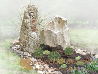 Gedenkteken met losse stenen en versteend hout