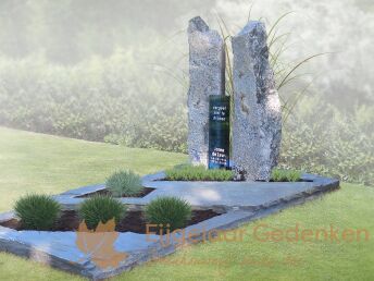 Gedenkteken met zuilen van blauw natuursteen