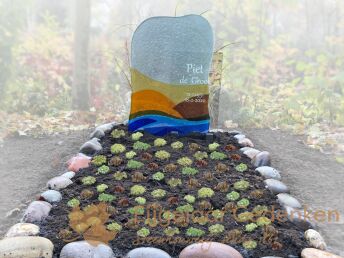 Glasfusing grafsteen met keien omranding
