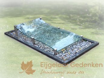 Glazen grafmonument AE32 met golvende glasplaat