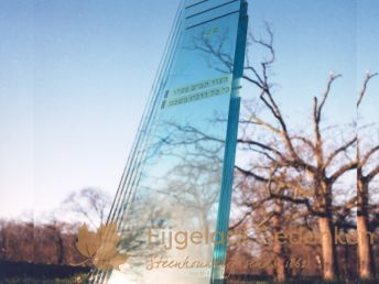 Glazen grafmonument AE51 van gelaagd glas