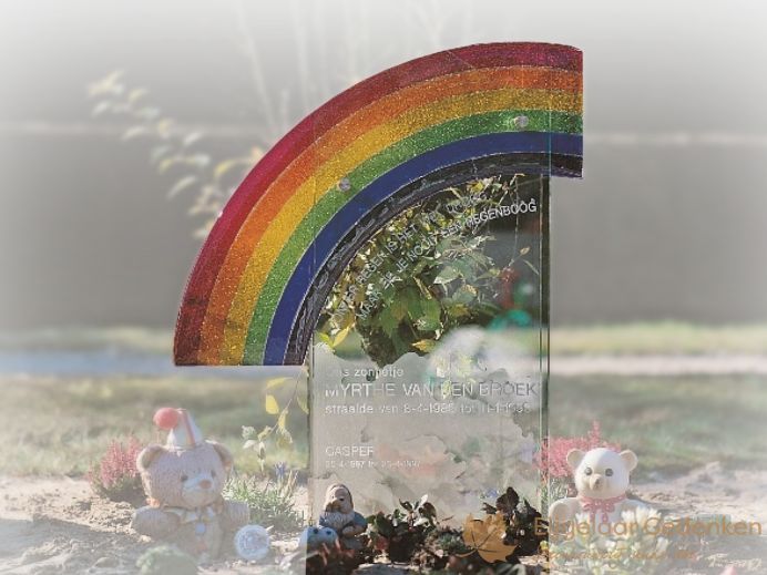 Glazen grafmonument AE63 met regenboog foto 1