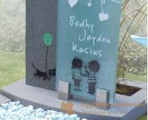 Glazen grafmonument met kinderboek figuren foto 3