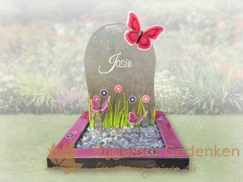 Glazen grafmonument met vlinder