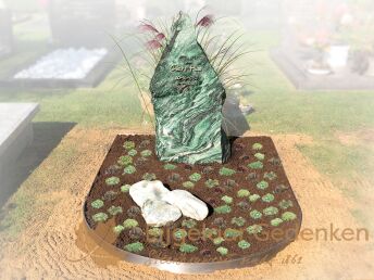 Grafmonument groene ruwe steen
