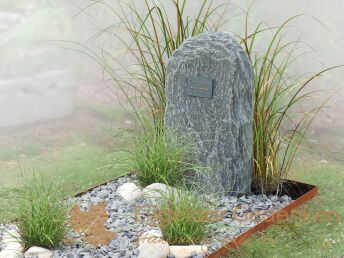 Grafmonument in een natuurlijke sfeer