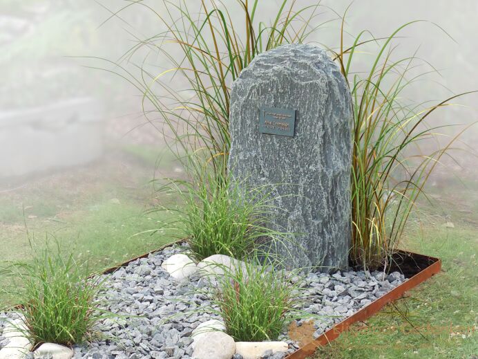 Grafmonument in een natuurlijke sfeer foto 1