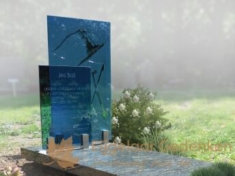 Grafmonument met blauw glas