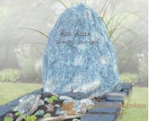 Grafmonument met blauw ruw natuursteen foto 2