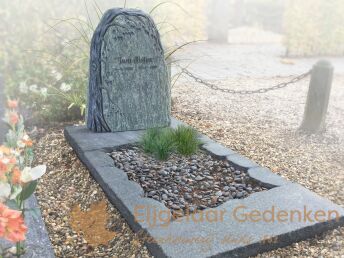 Grafmonument met boom decoratie