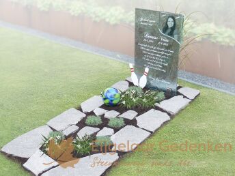 Grafmonument met bowling bal en kegels