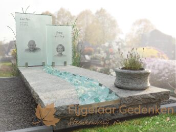 Grafmonument met brokken van glas