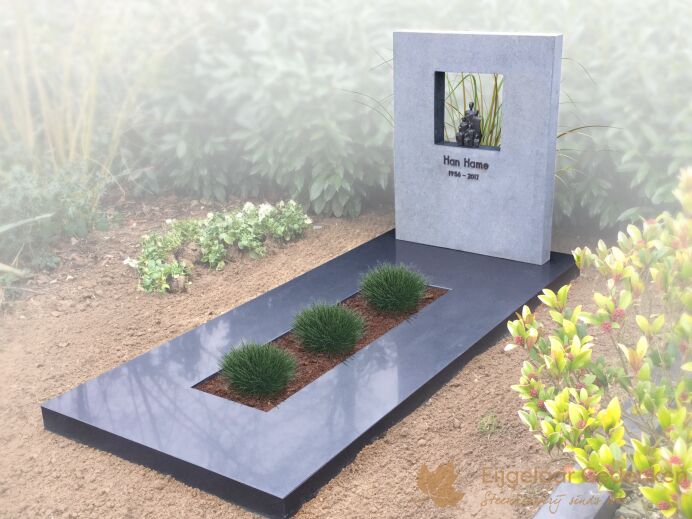 Grafmonument met bronzen kunstwerkje foto 1