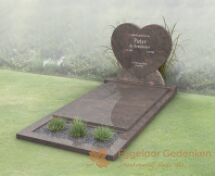 Grafmonument met gesloten dekplaat en bloemstrook foto 2