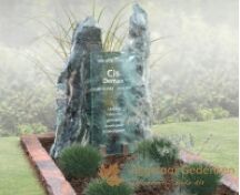 Grafmonument met natuurlijke zuilen en glazen letterplaat foto 2