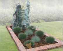 Grafmonument met natuurlijke zuilen en glazen letterplaat foto 1