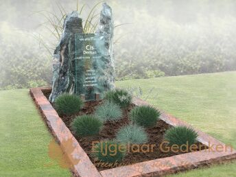 Grafmonument met natuurlijke zuilen en glazen letterplaat