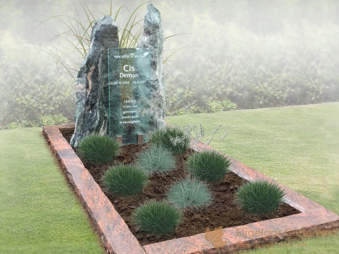 Grafmonument met natuurlijke zuilen en glazen letterplaat foto 1