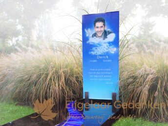 Grafmonument met rivier van glas