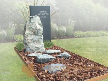 Grafmonument met ruwe en rechte stenen