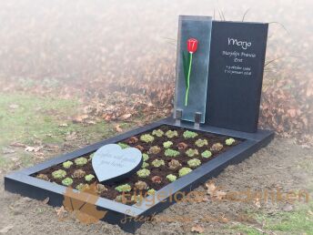 Grafmonument met tulp op glas