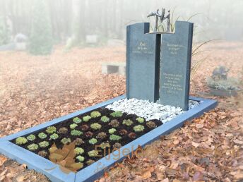 Grafmonument natuursteen met bronzen Engel