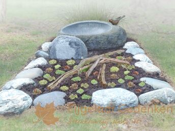 Grafmonument zwerfkei met drinkbakje