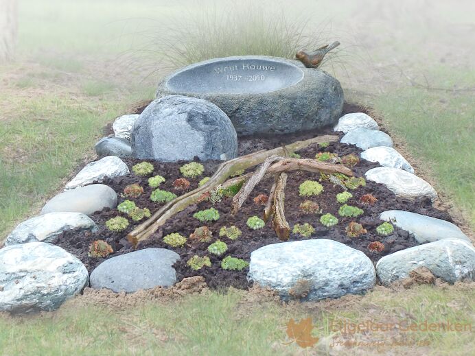 Grafmonument zwerfkei met drinkbakje foto 1