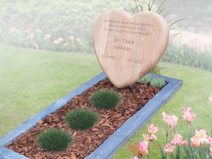 Grafsteen met houten hart foto 1