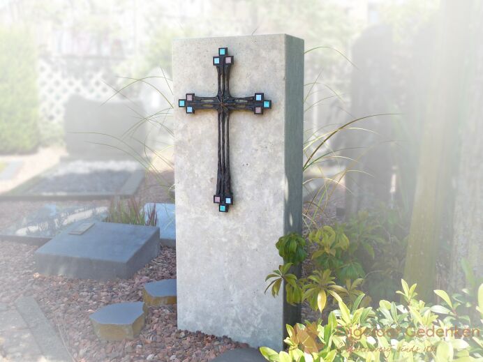 Grafsteen met kruis foto 1