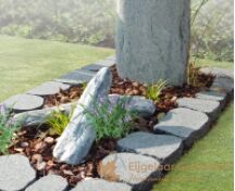 Grote zwerfkei in natuurlijk grafmonument foto 3