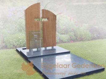 Houten kruis op grafmonument 