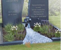 Jong en eigentijds grafmonument foto 4