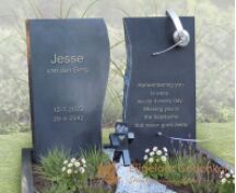 Jong en eigentijds grafmonument foto 2