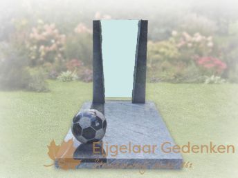 Kindergrafmonument met voetbal 053