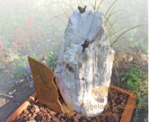Kindergrafsteen versteend hout met cortenstaal naamplaatje foto 2
