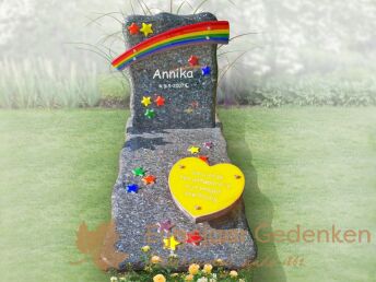 Kindermonument met glazen hart en regenboog