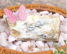 Kindermonument met roze glazen vlinder foto 2