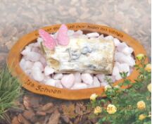 Kindermonument met roze glazen vlinder foto 1