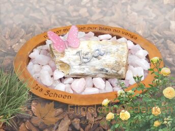 Kindermonument met roze glazen vlinder