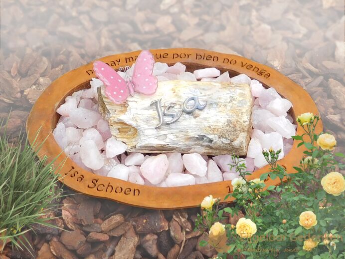 Kindermonument met roze glazen vlinder foto 1