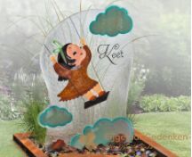 Kindermonument met tekening en wolkjes op glas foto 2