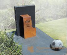 Kindermonument met voetbal foto 1