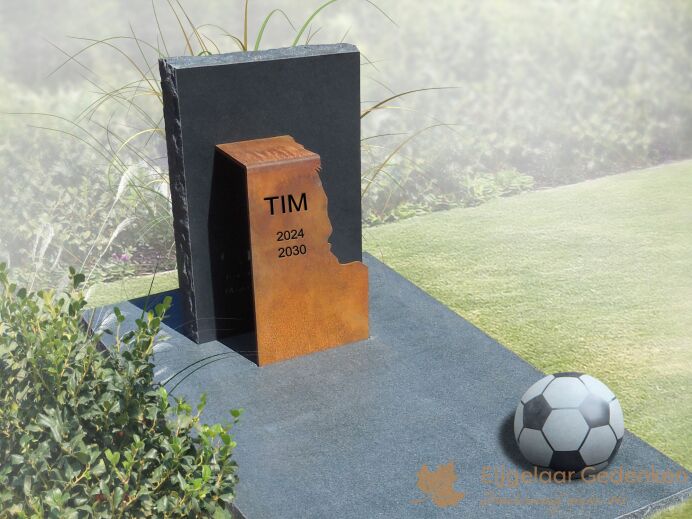 Kindermonument met voetbal foto 1