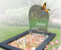 Kleurrijk glazen kindermonument vlinder foto 1