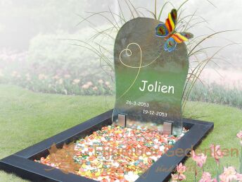 Kleurrijk glazen kindermonument vlinder