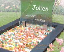 Kleurrijk glazen kindermonument vlinder foto 4