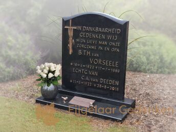 Kort grafmonument met bronzen kruis en belettering