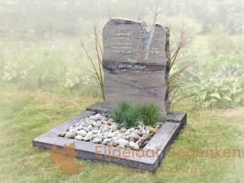 Kort grafmonument met ruwe lettersteen